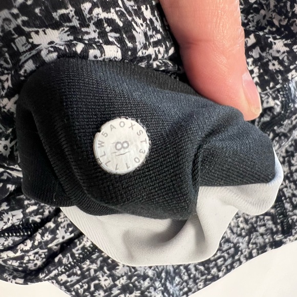 LULEMON LEGGINGS SIZE 8 .came with the bag!!! - Picture 4 of 10